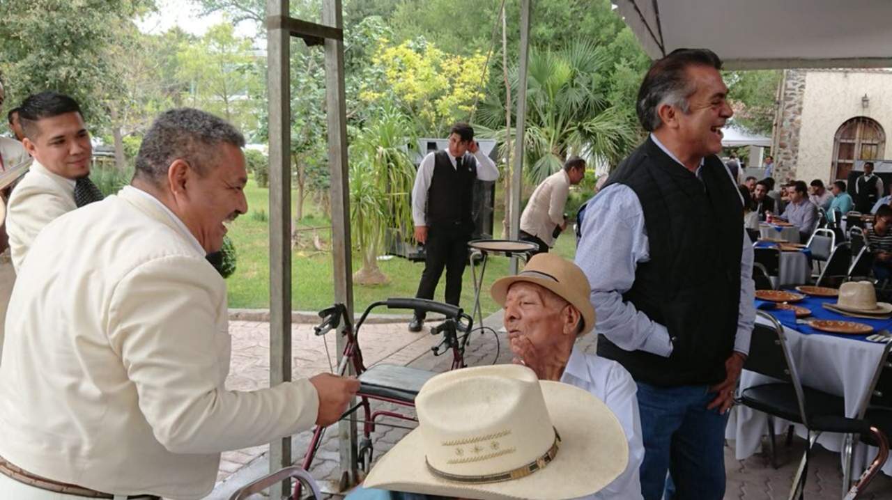 Festeja El Bronco a adulto mayor que cumplió 108 años. Noticias en tiempo real