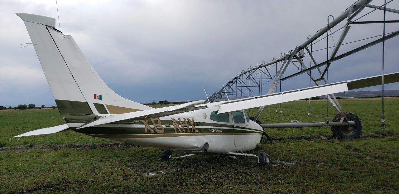 Avioneta realiza aterrizaje forzoso en campo agrícola; hay dos lesionados. Noticias en tiempo real