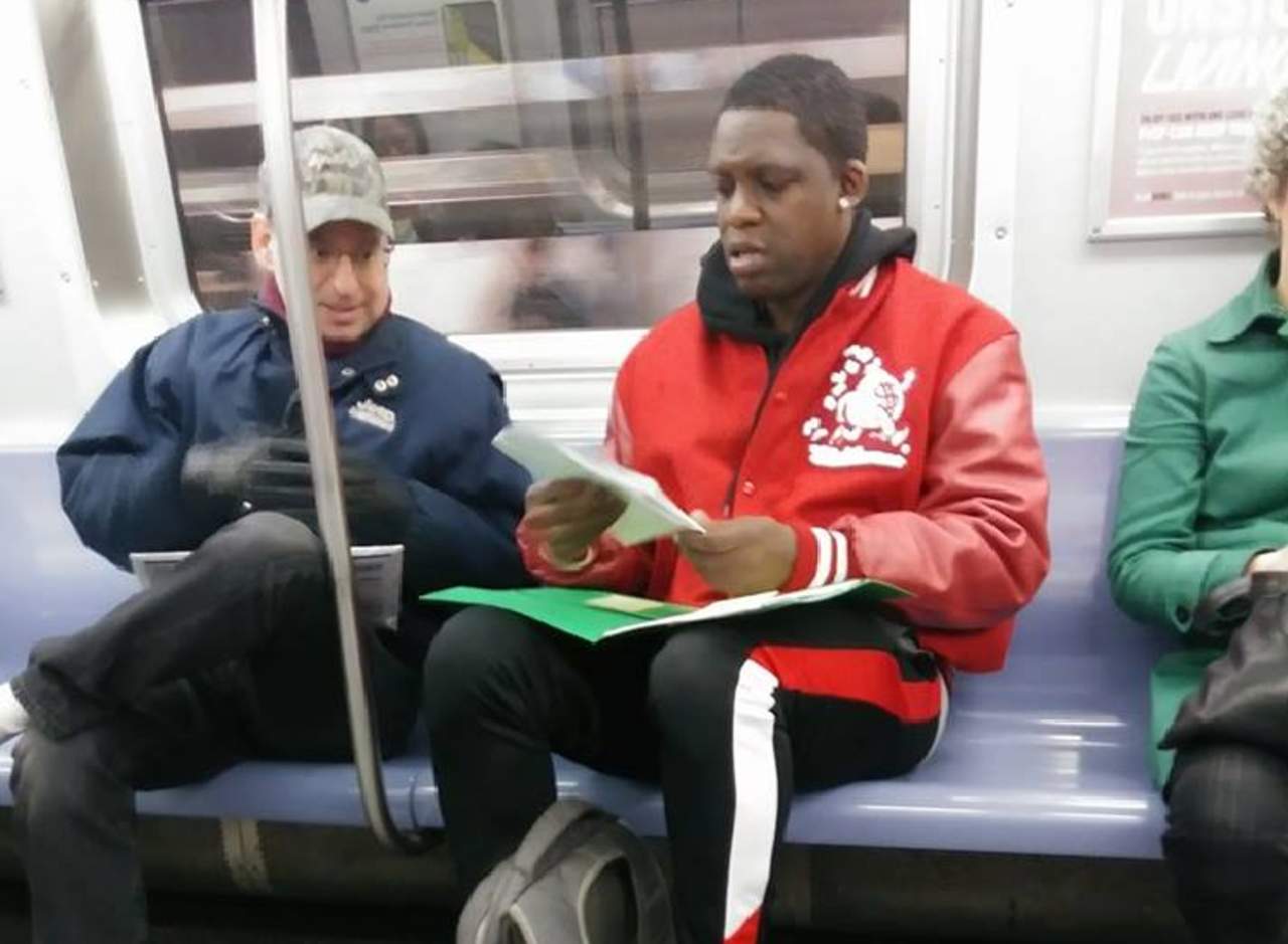 Desconocido ayuda a padre con la tarea de su hijo en el metro. Noticias en tiempo real