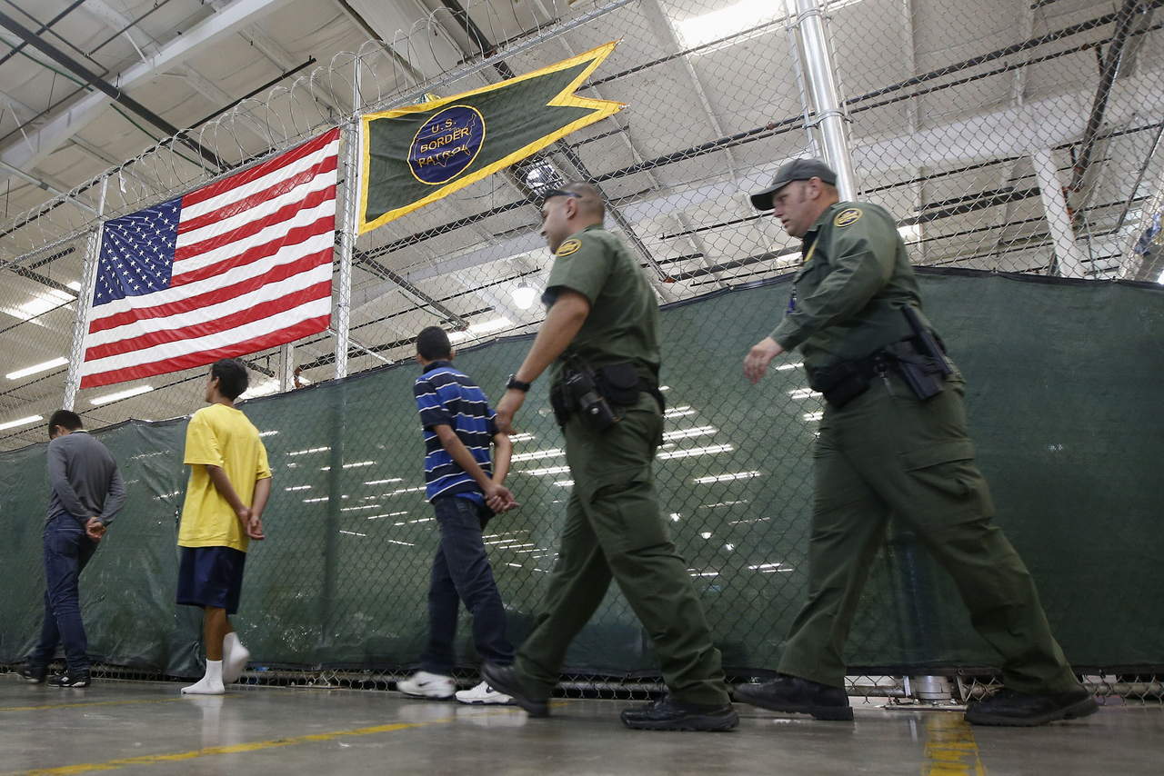 Inmigrantes detenidos pasan más tiempo presos con Trump. Noticias en tiempo real