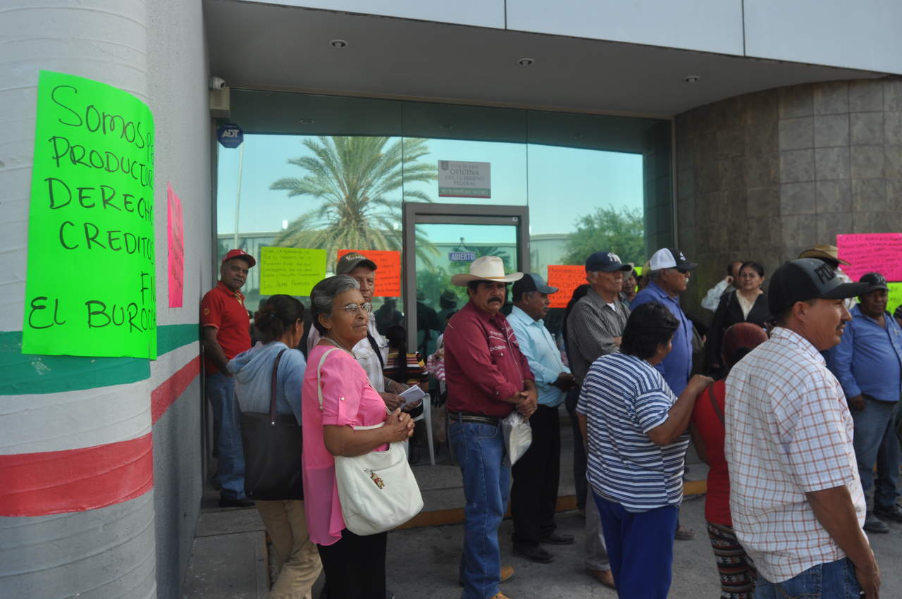 Campesinos realizan plantón a las afueras de la FND de Torreón. Noticias en tiempo real
