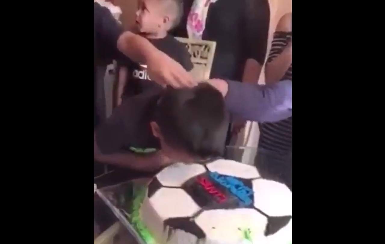 Se viraliza en redes destreza de niño a la hora de morder pastel. Noticias en tiempo real