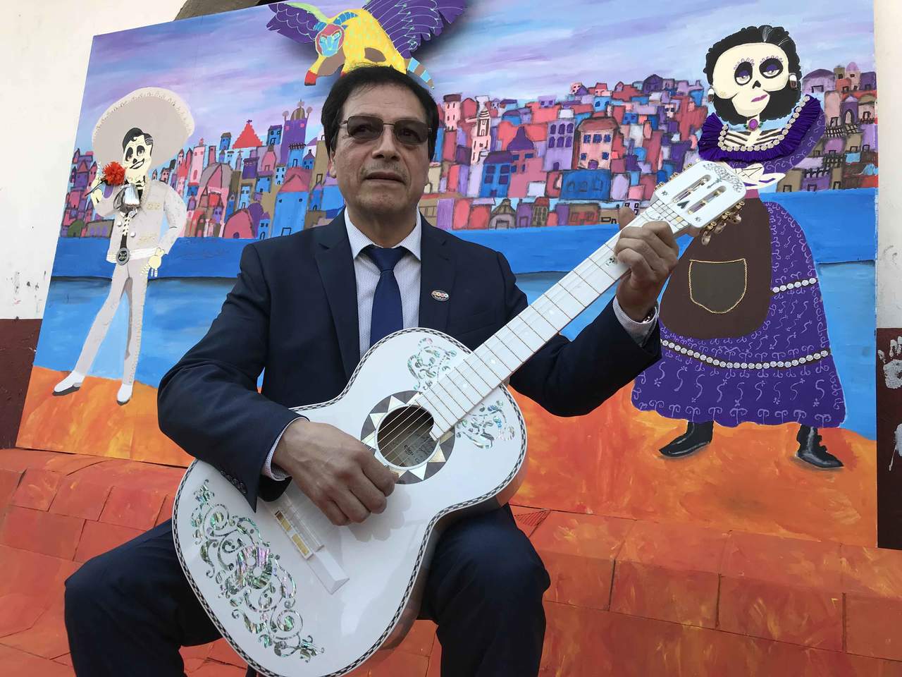 Entregarán Siervo de la Nación a creador de guitarra de Coco. Noticias en tiempo real
