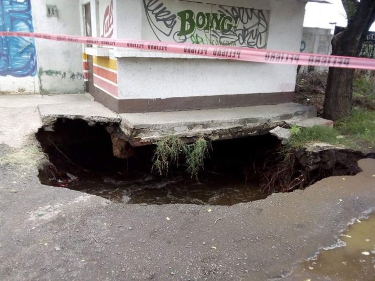Fuga de agua provoca socavón en Tláhuac. Noticias en tiempo real