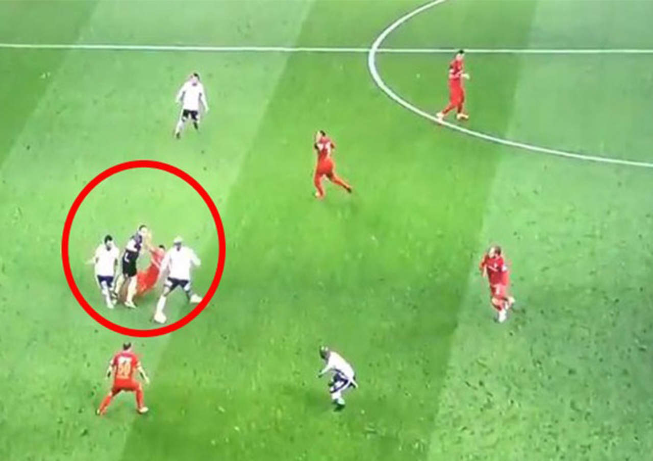 VIDEO: Árbitro derriba a dos jugadores durante partido. Noticias en tiempo real