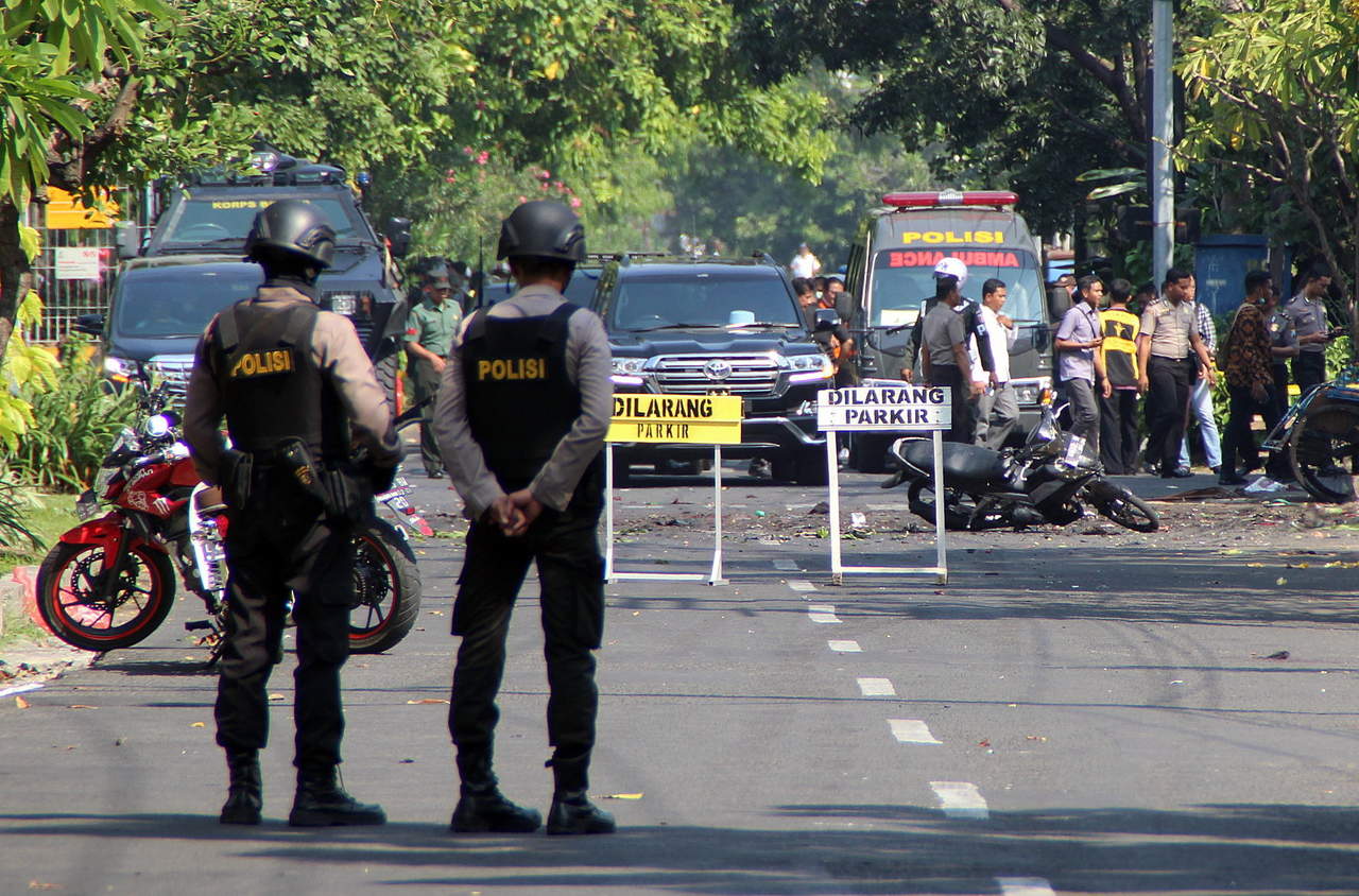 Al menos 2 muertos en tres atentados en iglesias en Indonesia. Noticias en tiempo real