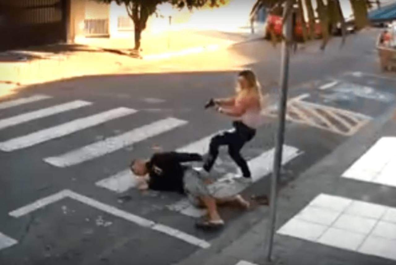 VIDEO: Mujer policía dispara a un asaltante. Noticias en tiempo real