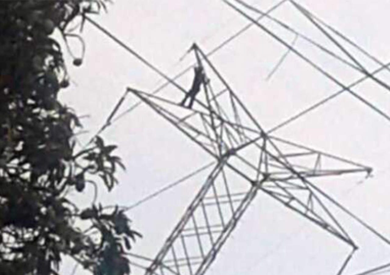 VIDEO: Joven cae de torre de energía tras ser electrocutado. Noticias en tiempo real