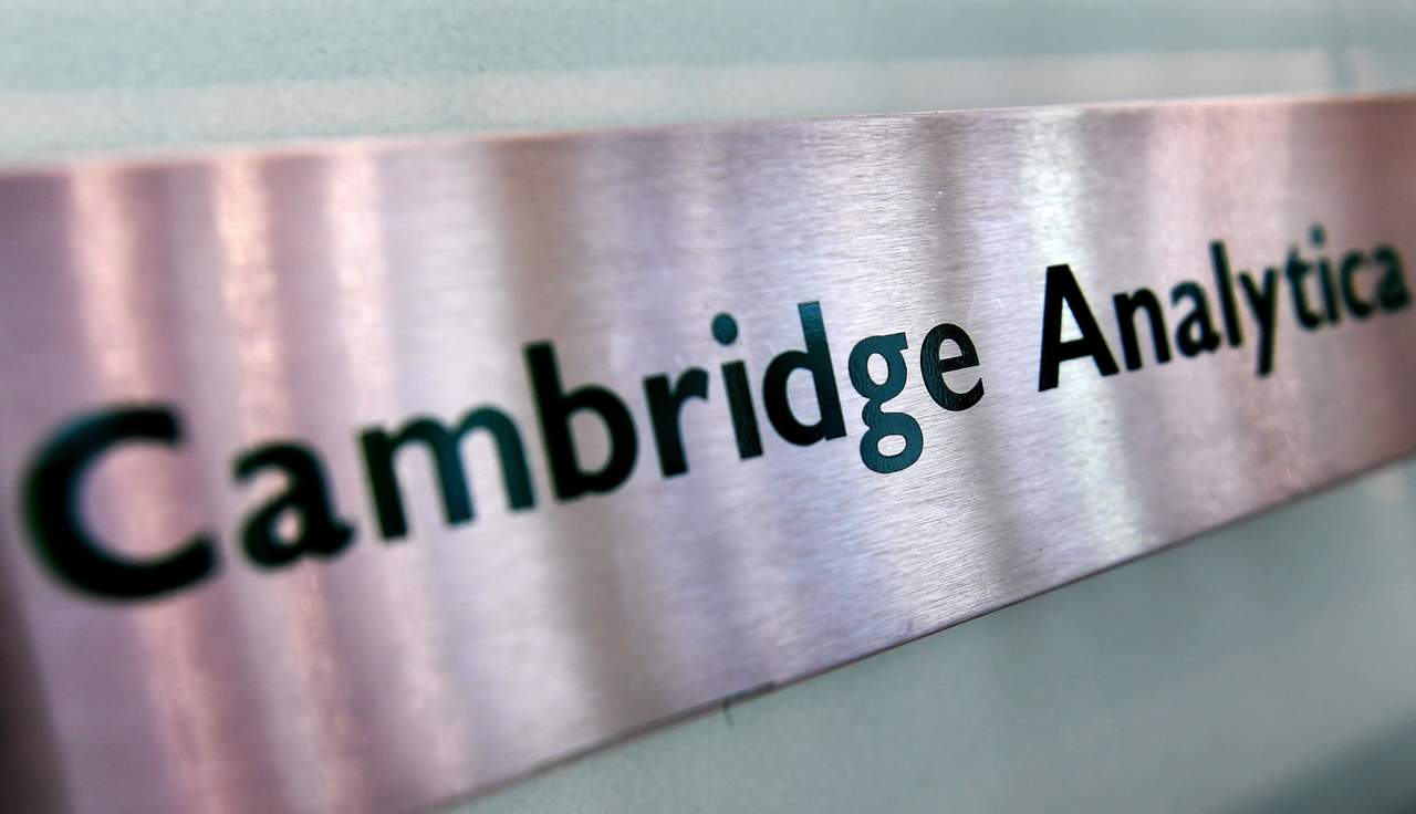 Cambridge Analytica se declara en bancarrota en EU. Noticias en tiempo real