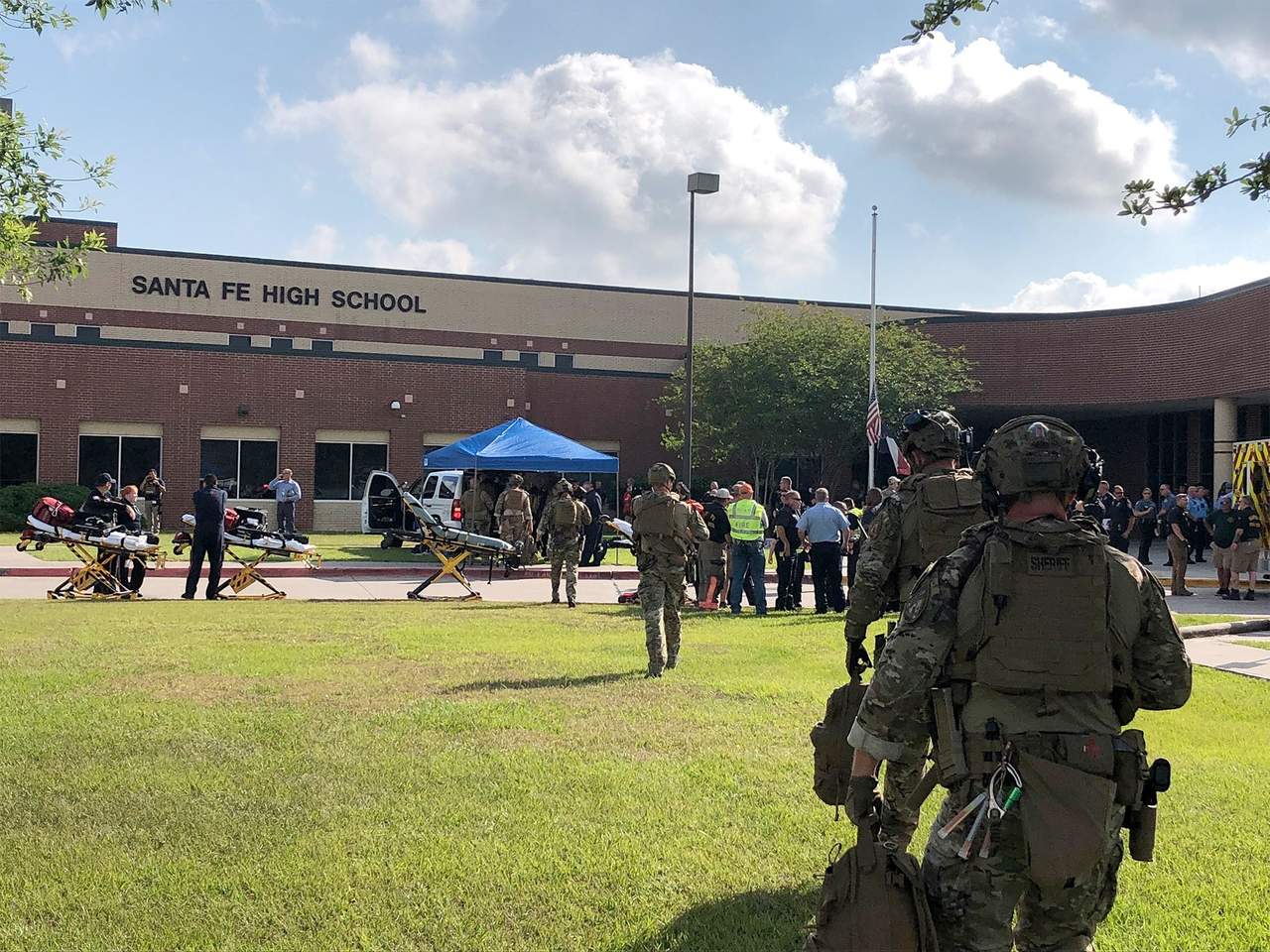 Hallan artefactos explosivos en la escuela del tiroteo de Texas. Noticias en tiempo real