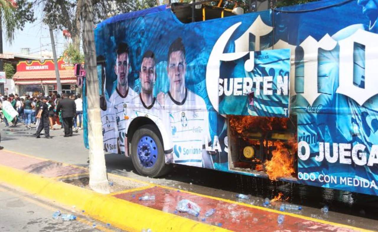 Conato de incendio en autobús de prensa para desfile del Santos. Noticias en tiempo real