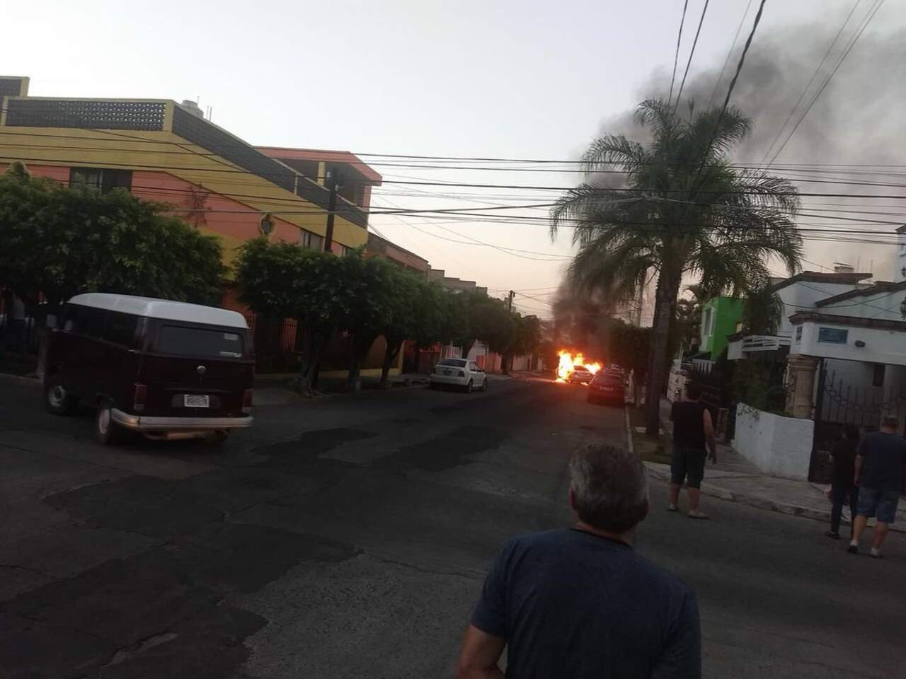 Incendian vehículos en Guadalajara tras ataque a exfiscal. Noticias en tiempo real