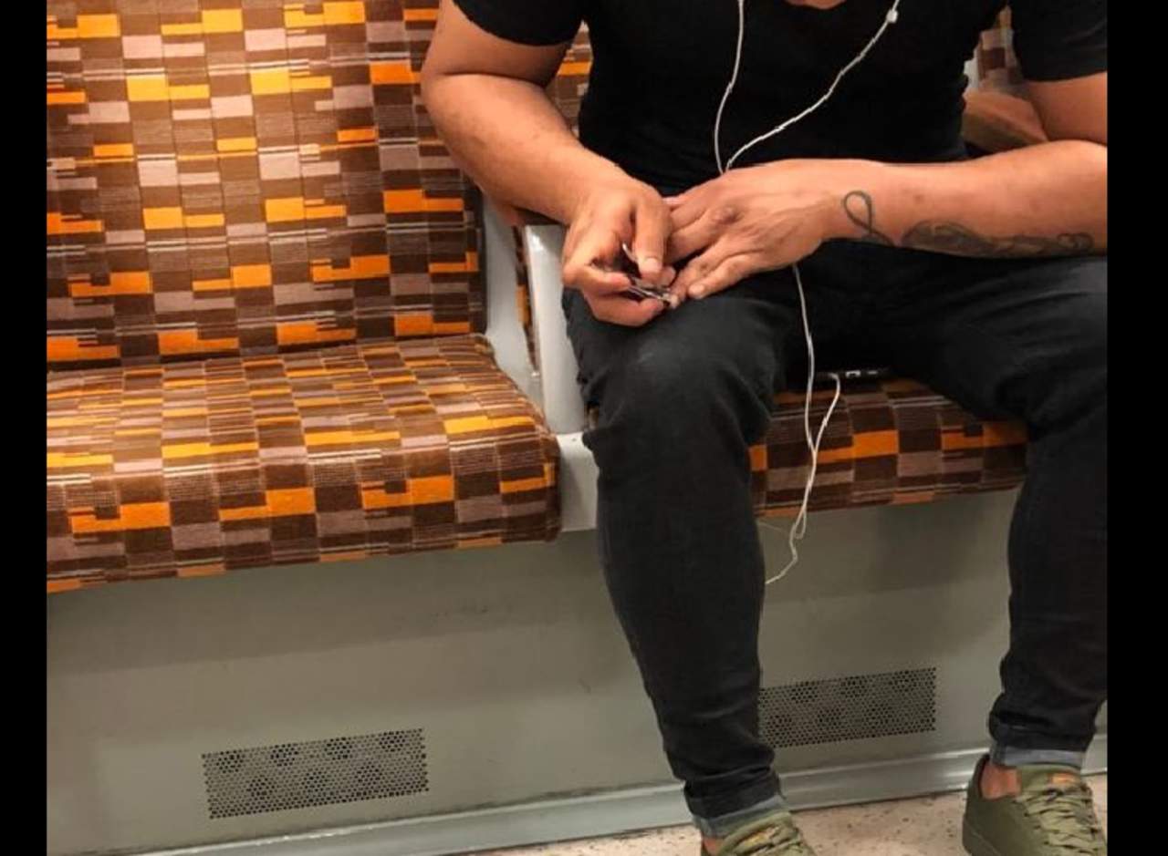 Un hombre cortándose las uñas en el metro causa revuelo. Noticias en tiempo real