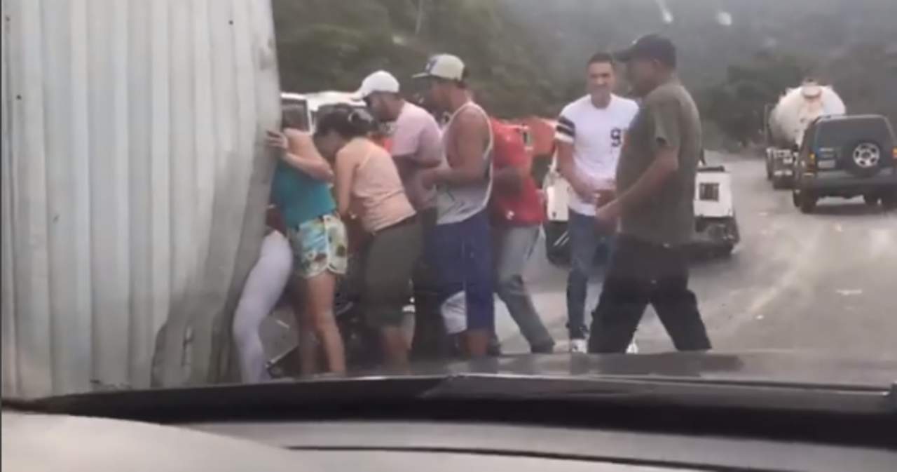 VIDEO: En Venezuela saquean trailer tras accidente donde murió el chofer. Noticias en tiempo real
