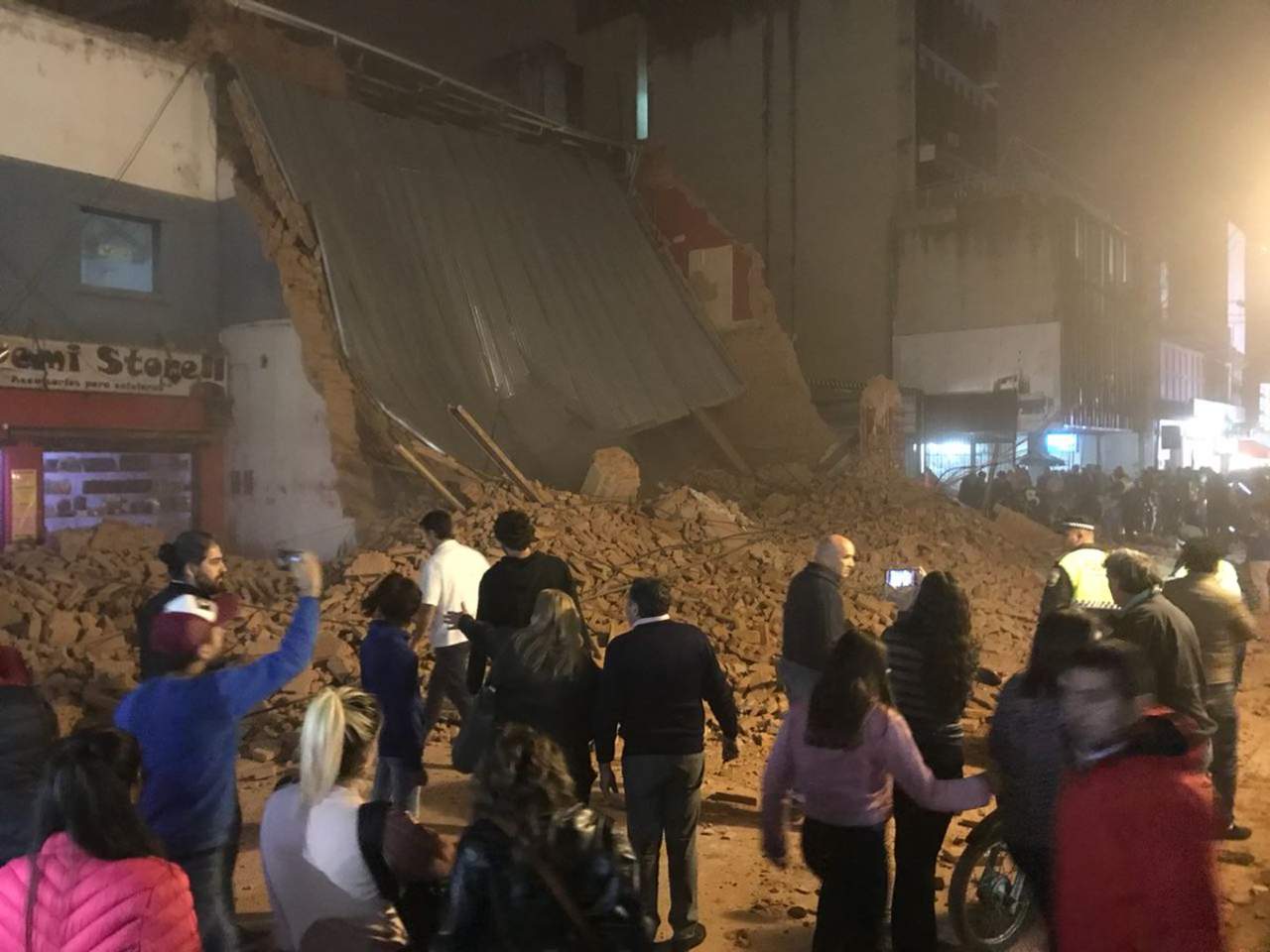 Muere hombre tras desplome de edificio en Argentina. Noticias en tiempo real