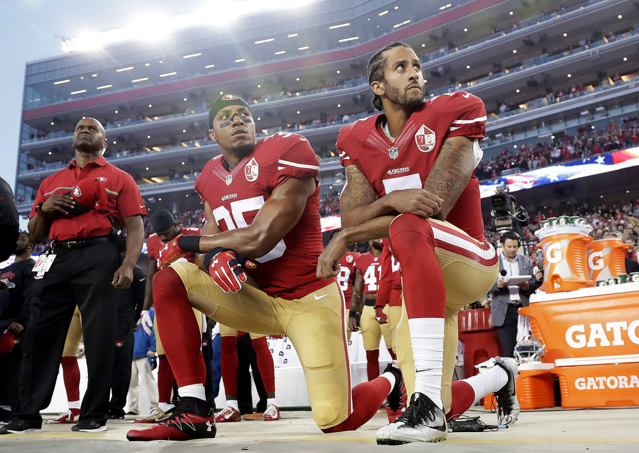 Trump aplaude a NFL por castigo al hincarse en himno. Noticias en tiempo real