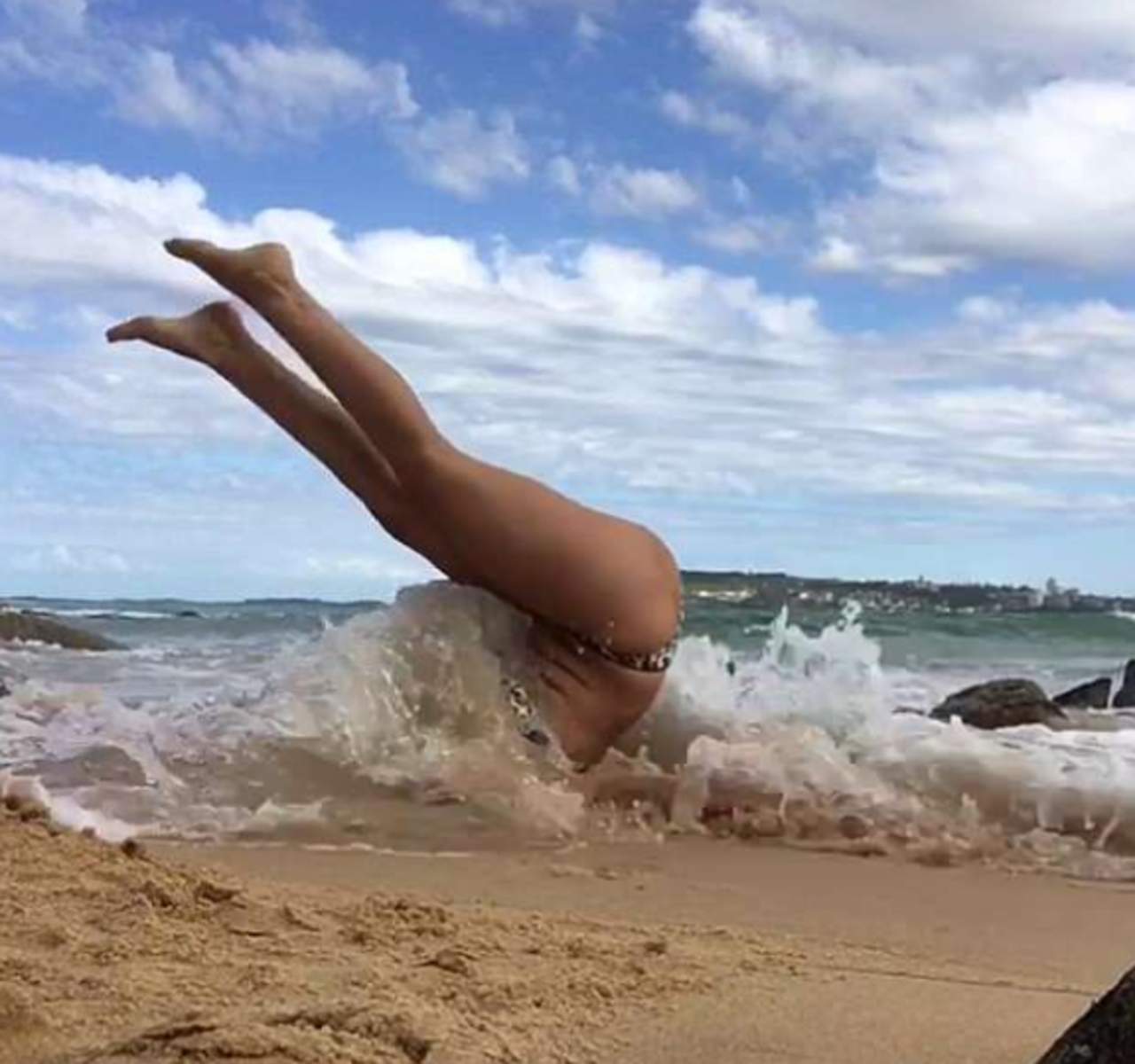 Mujer en bikini practica yoga en la playa y termina empapada. Noticias en tiempo real