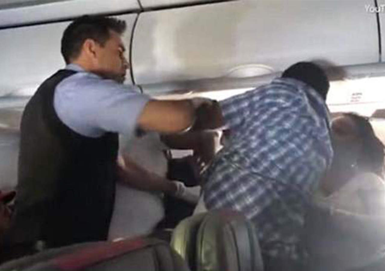 VIDEO: Fuerte pelea en avión ocasionada por hombre ebrio. Noticias en tiempo real