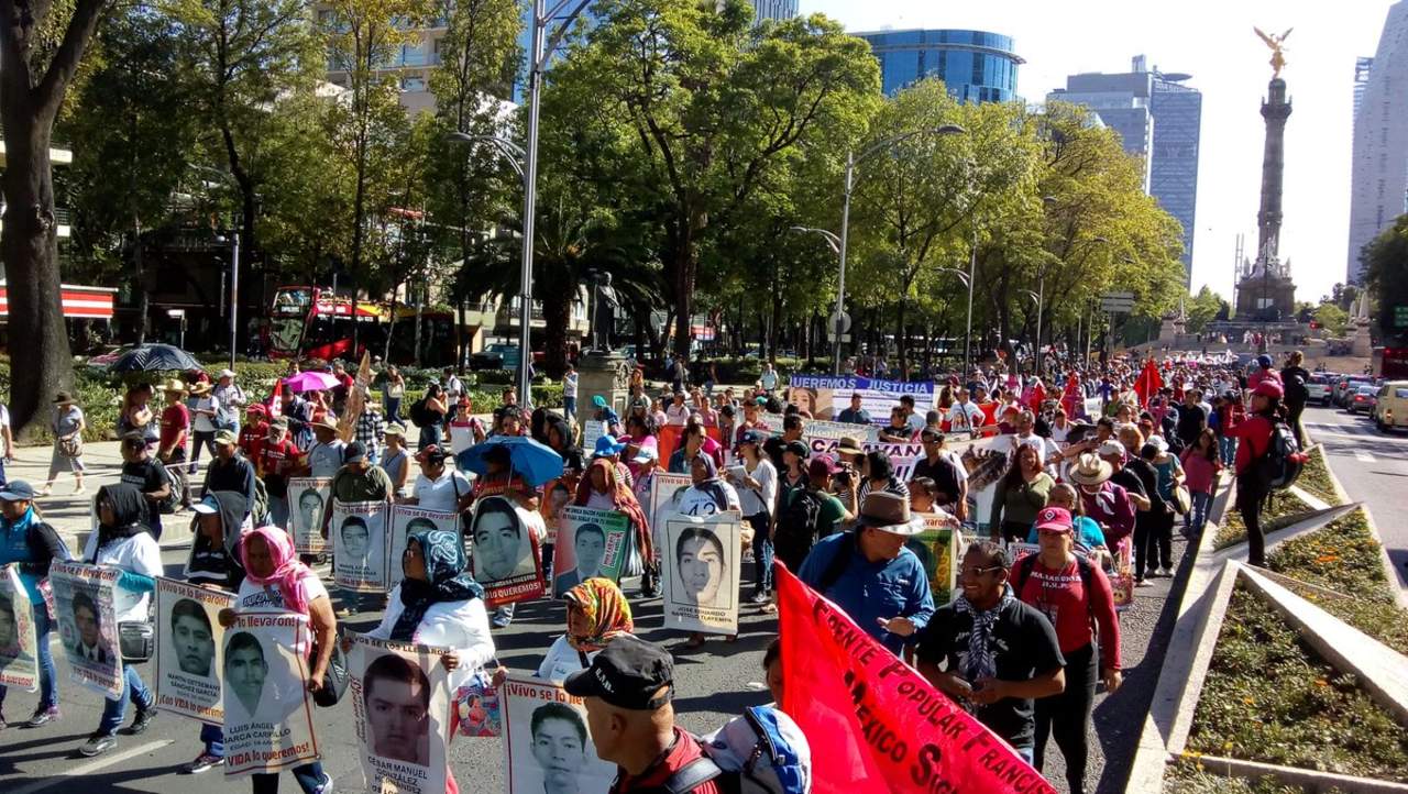 Marchan por normalistas de Ayotzinapa a 44 meses de su desaparición. Noticias en tiempo real