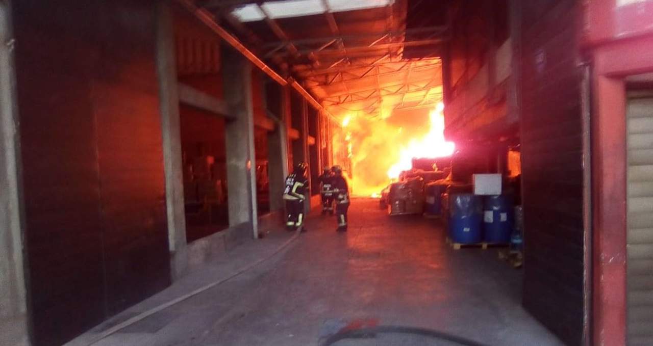Reportan incendio en una fábrica en Iztapalapa. Noticias en tiempo real