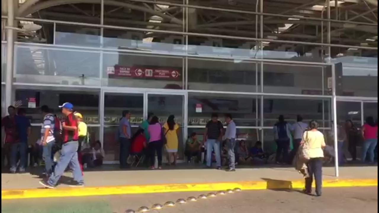 Bloquean integrantes de la SNTE aeropuerto de Oaxaca. Noticias en tiempo real