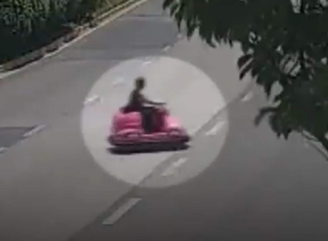 Policía de tránsito detiene a mujer por manejar un auto kart. Noticias en tiempo real
