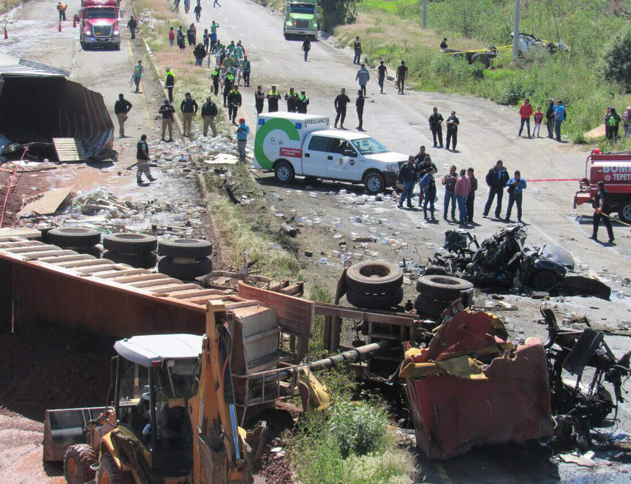 Sube a 11 los muertos por accidente carretero en Edomex. Noticias en tiempo real