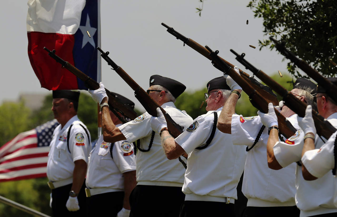 Sepultan restos de 8 exmilitares no reclamados en Texas. Noticias en tiempo real