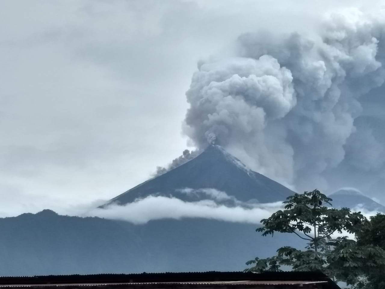 EPN ofrece apoyo a Guatemala tras erupción de volcán. Noticias en tiempo real