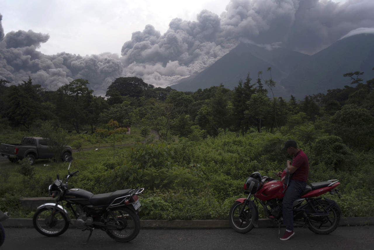 Suman 25 muertos por erupción de volcán en Guatemala. Noticias en tiempo real