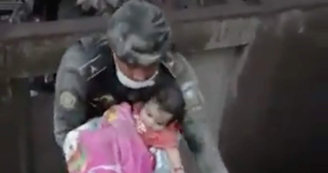 Difunden video de rescate de bebé tras erupción de volcán en Guatemala. Noticias en tiempo real