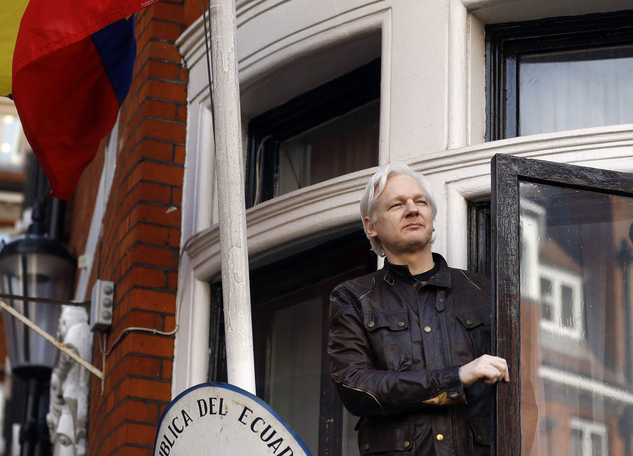 Directiva de Cambridge Analytica y Assange hablaron de elecciones en EU. Noticias en tiempo real