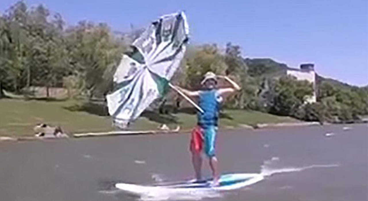 VIRAL: Descubren a joven surfeando con ayuda de sombrilla. Noticias en tiempo real