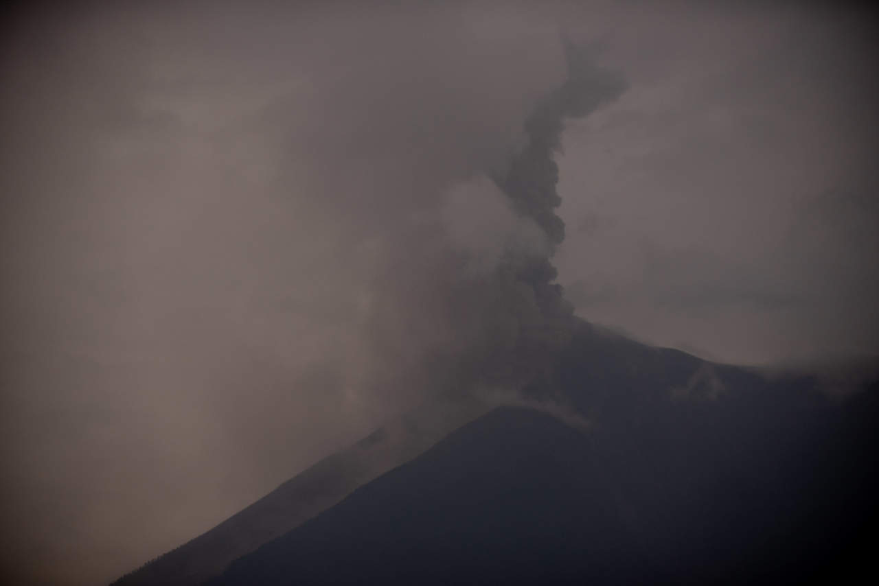 Siguen explosiones en volcán de Fuego; alertan sobre descenso de avalanchas. Noticias en tiempo real