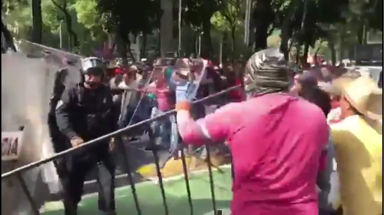 Integrantes de la CNTE se enfrentaron a granaderos. Noticias en tiempo real