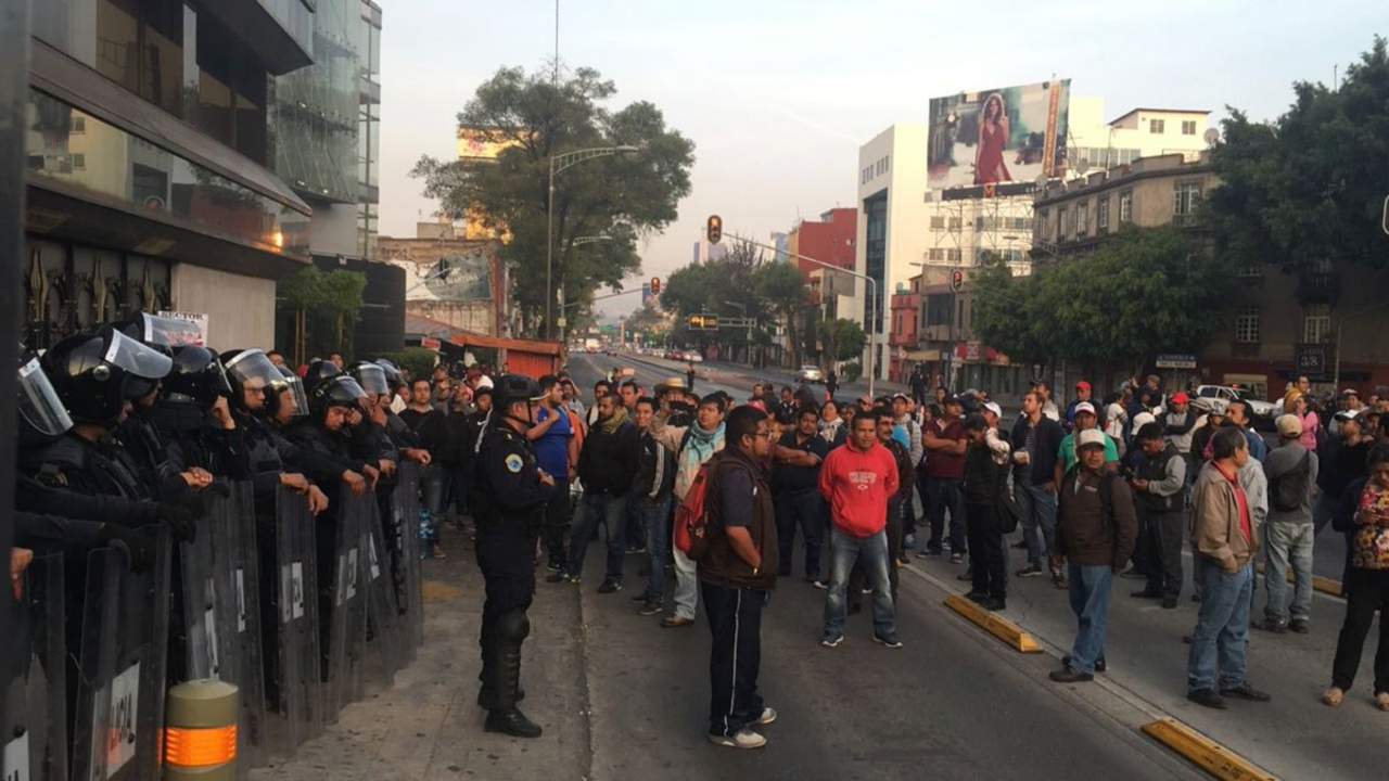 Protesta CNTE frente a Televisa Chapultepec. Noticias en tiempo real