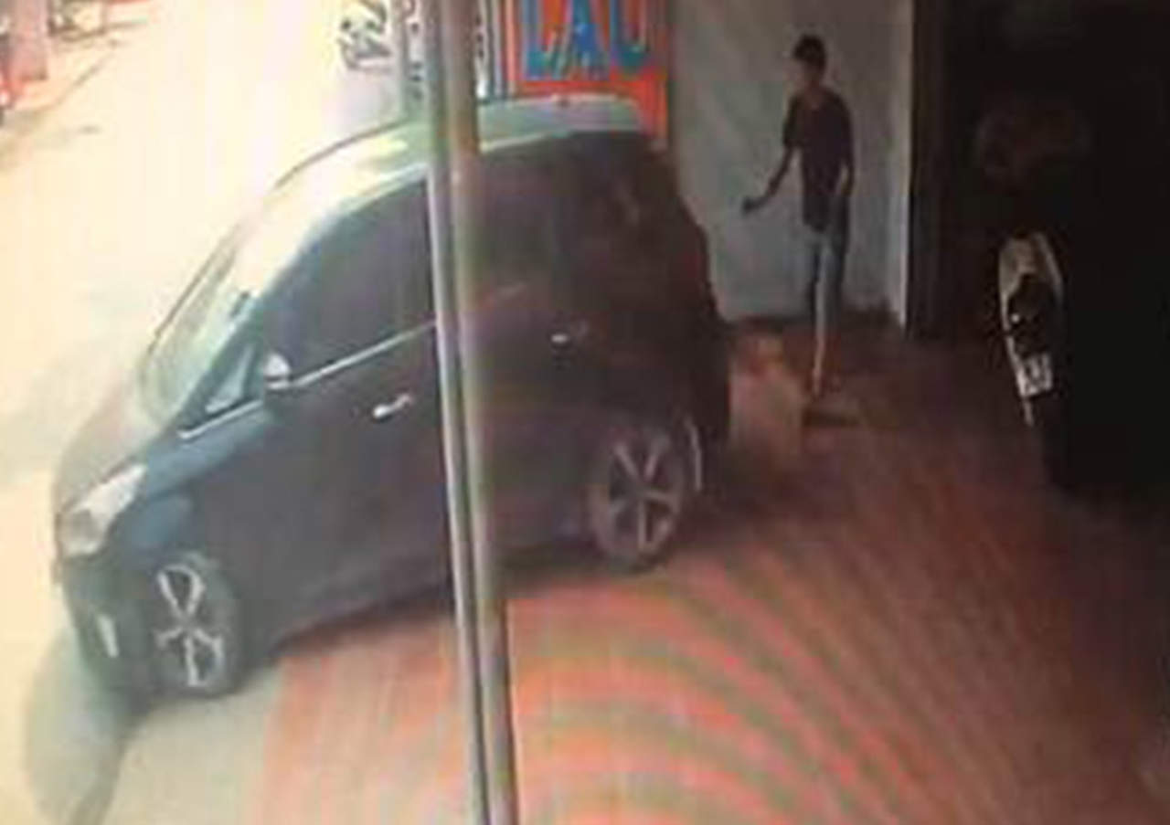 VIDEO: Atropella a joven que la ayudaba a estacionarse. Noticias en tiempo real