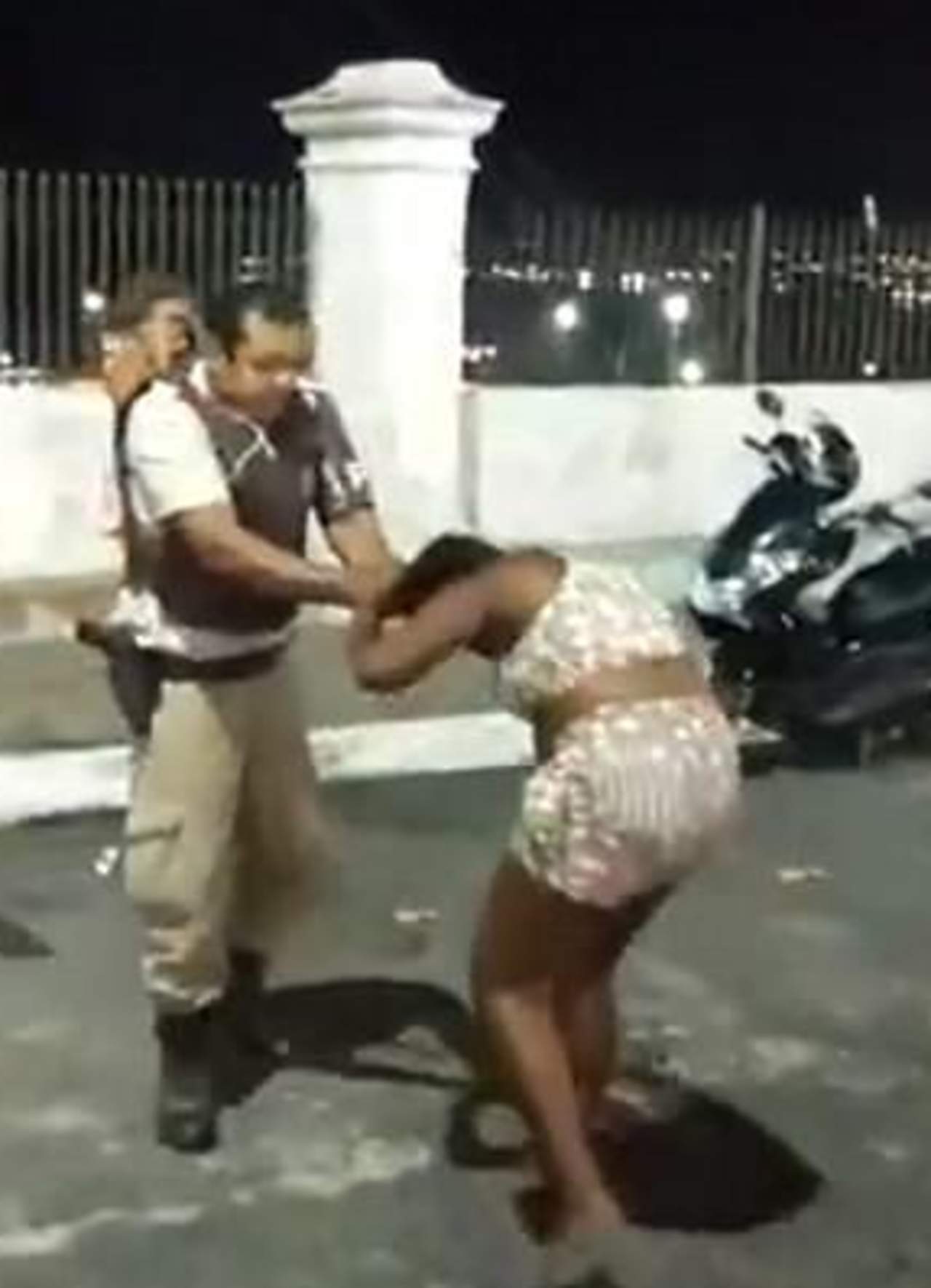 VIDEO: Oficial de policía golpea a mujer embarazada. Noticias en tiempo real