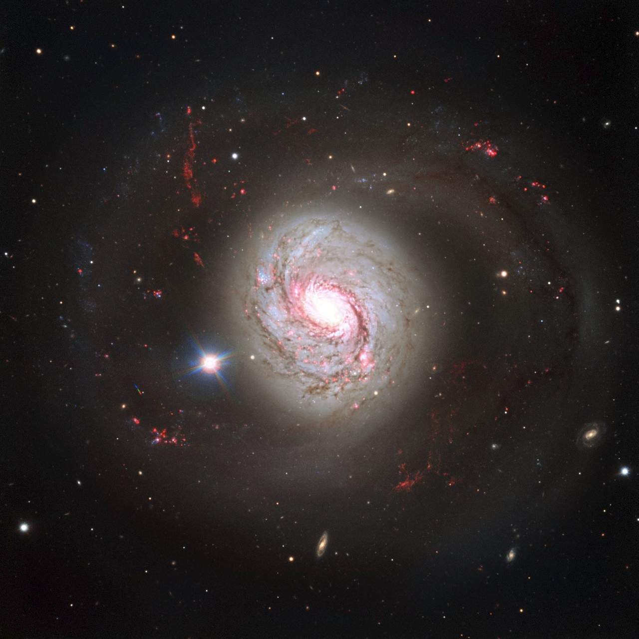 Telescopio espacial Hubble muestra galaxia con núcleo activo. Noticias en tiempo real