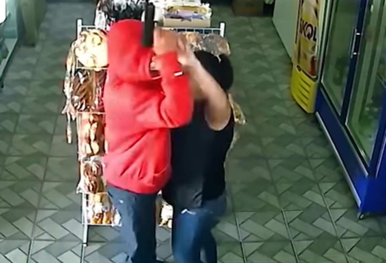 VIDEO: Valiente mujer trata de quitarle la pistola a un asaltante. Noticias en tiempo real