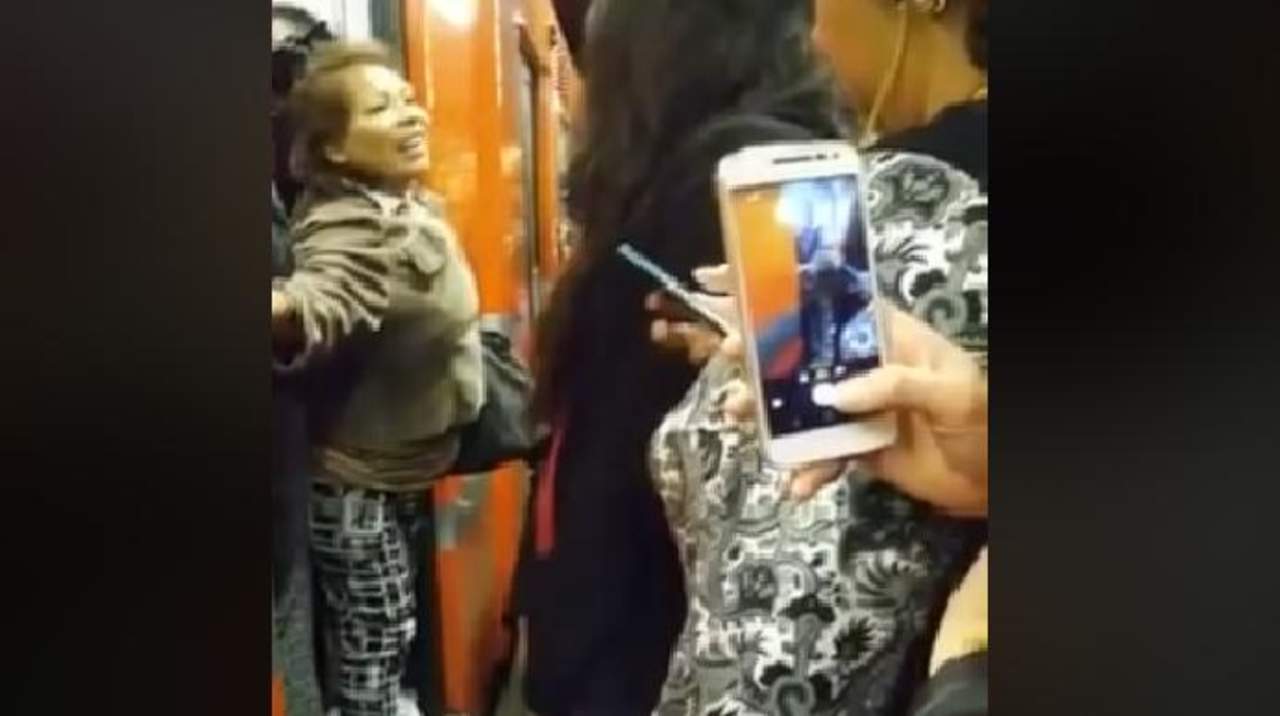 Intenta entrar al metro a la fuerza y nace #LadySíQuepo. Noticias en tiempo real