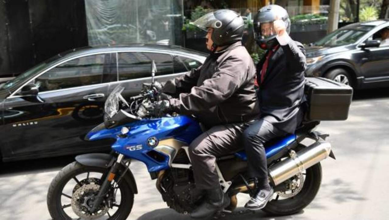 Como AMLO y Anaya, Meade llega a evento en motocicleta. Noticias en tiempo real