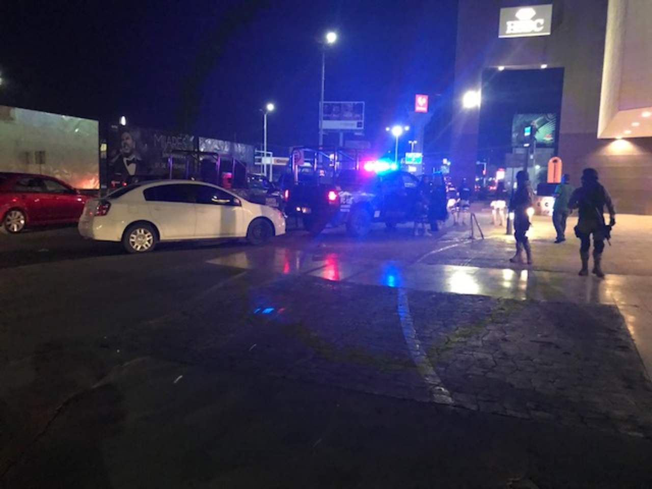 Movilización policiaca y del Ejército en plaza comercial de Torreón. Noticias en tiempo real