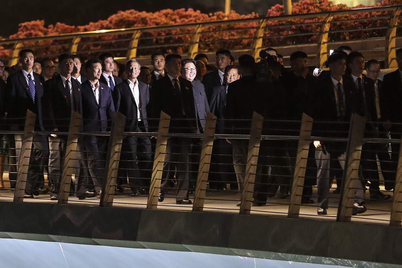 Kim Jong-un hace turismo nocturno en Singapur y se toma selfies. Noticias en tiempo real