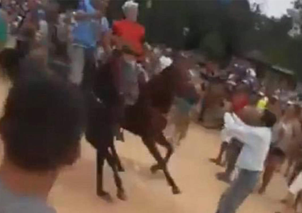 Aficionado es arrollado por caballo durante carrera. Noticias en tiempo real