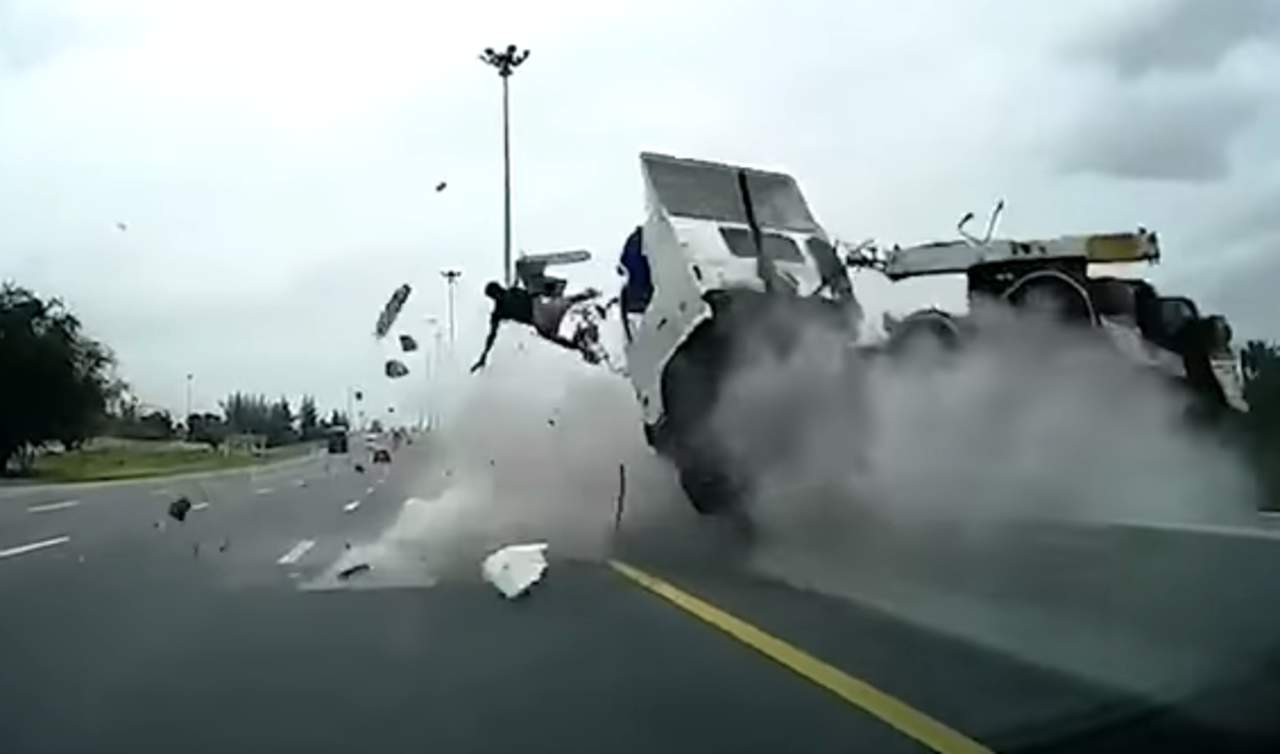 Camionero choca, sale volando y es golpeado por otro vehículo. Noticias en tiempo real