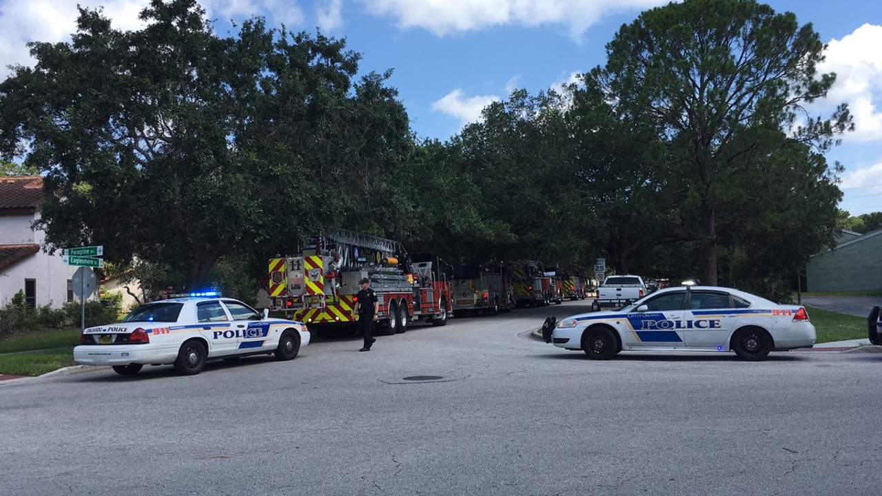 Hombre atrincherado con cuatro niños en Orlando hiere a policía. Noticias en tiempo real
