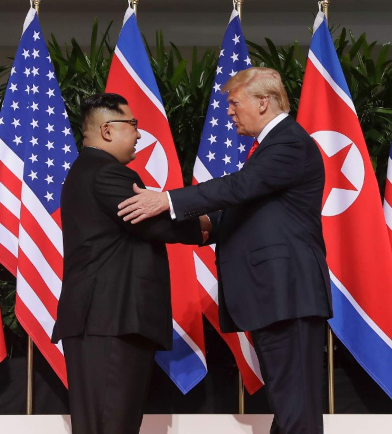Trump y Kim se dan la mano en histórico encuentro en Singapur. Noticias en tiempo real