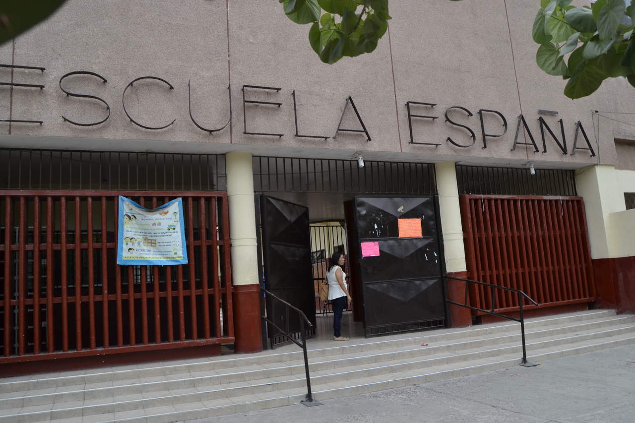 Escuela España suspende clases por falta de luz y agua. Noticias en tiempo real