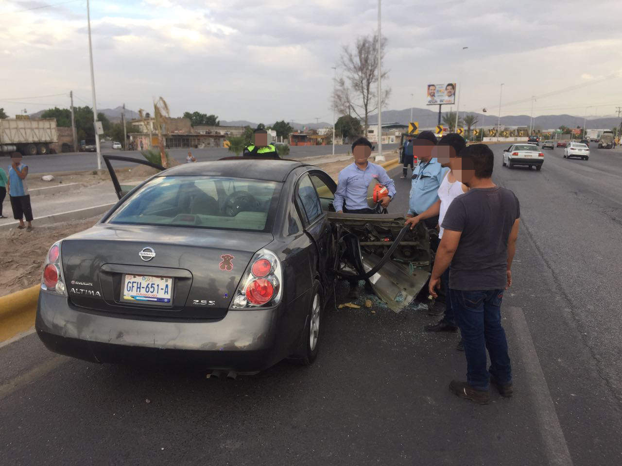 Choca camión con auto en el Periférico de Gómez Palacio. Noticias en tiempo real